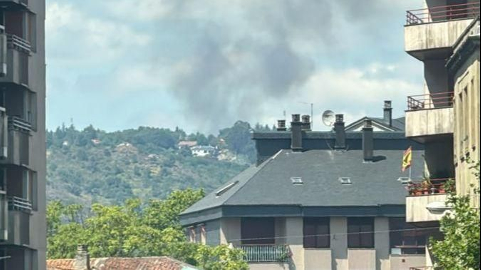 Imagen del incendio de Amoeiro ayer desde la ciudad de Ourense.