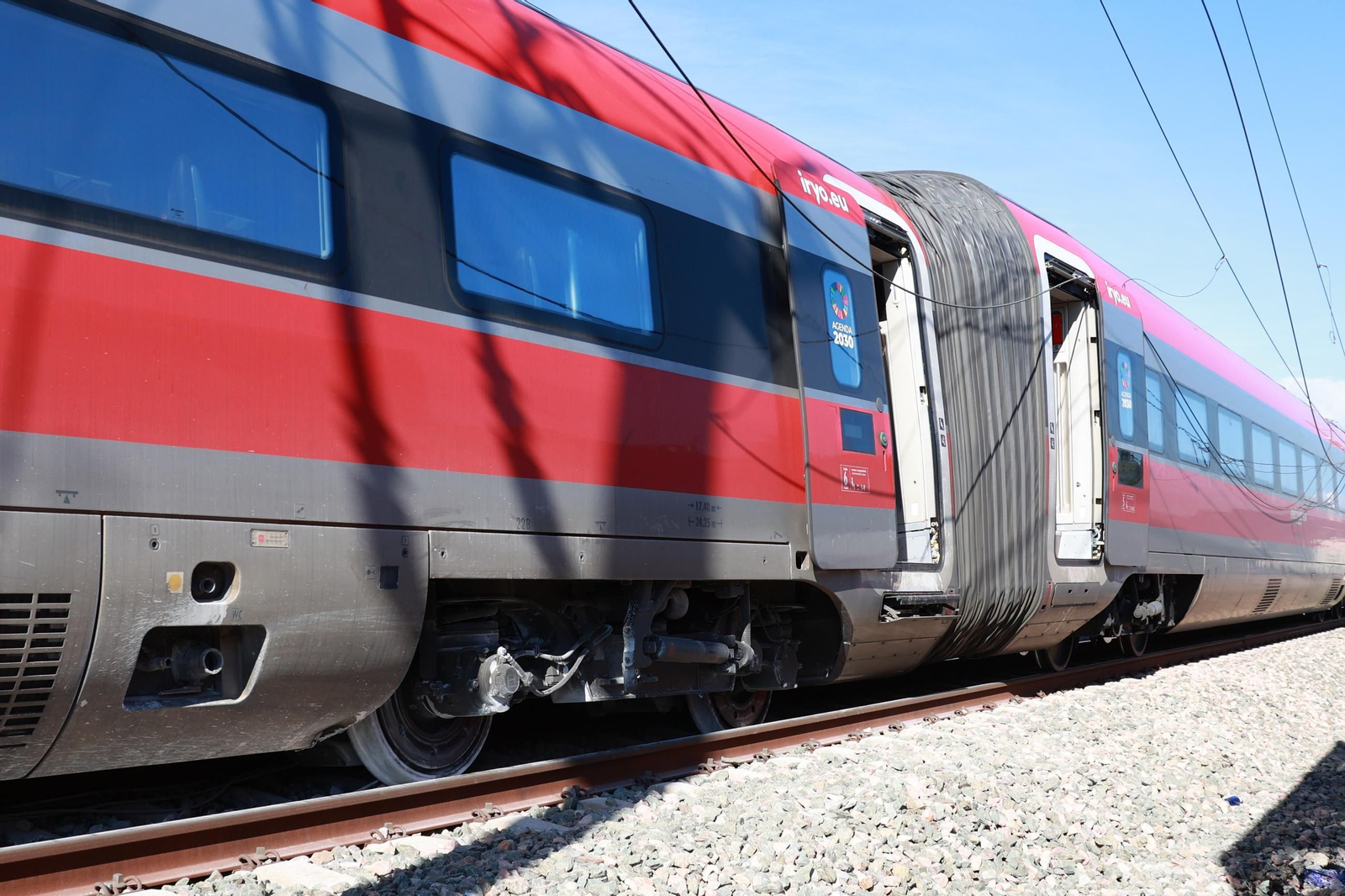Los daños en varios coches evidencian la violencia del descarrilamiento ocurrido dos días antes.