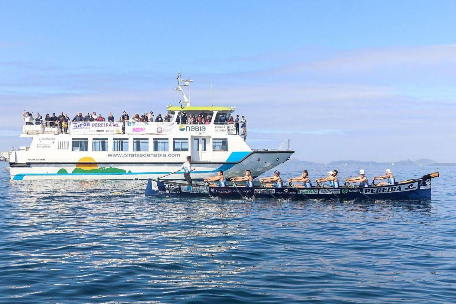 La trainera de masculina de Tirán Pereira inicia el desafío pegado al barco de Nabia.