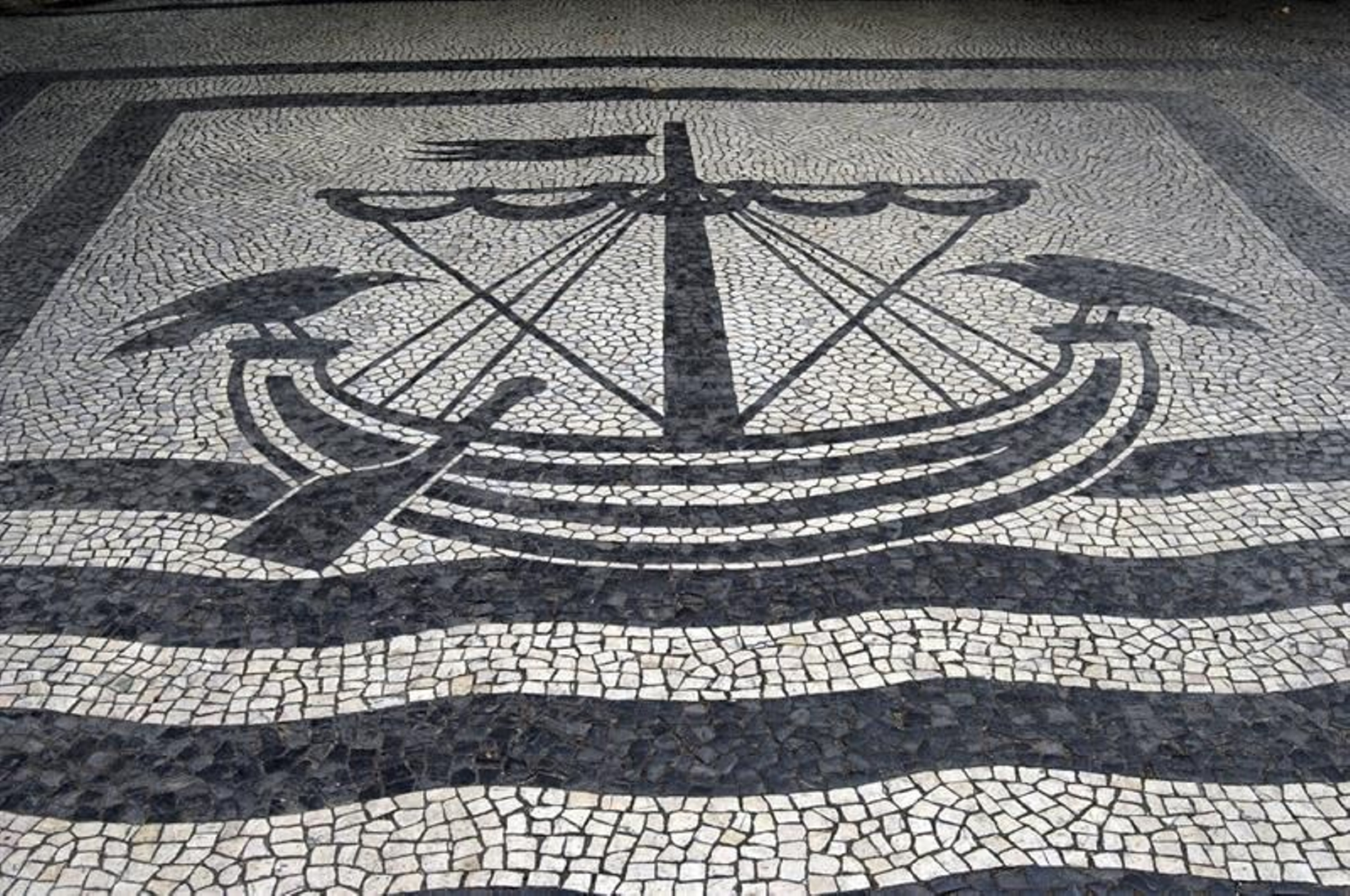 Fotografía facilitada por la Escuela de Calceteiros de Lisboa de un detalle de la calzada lusa. (EFE)