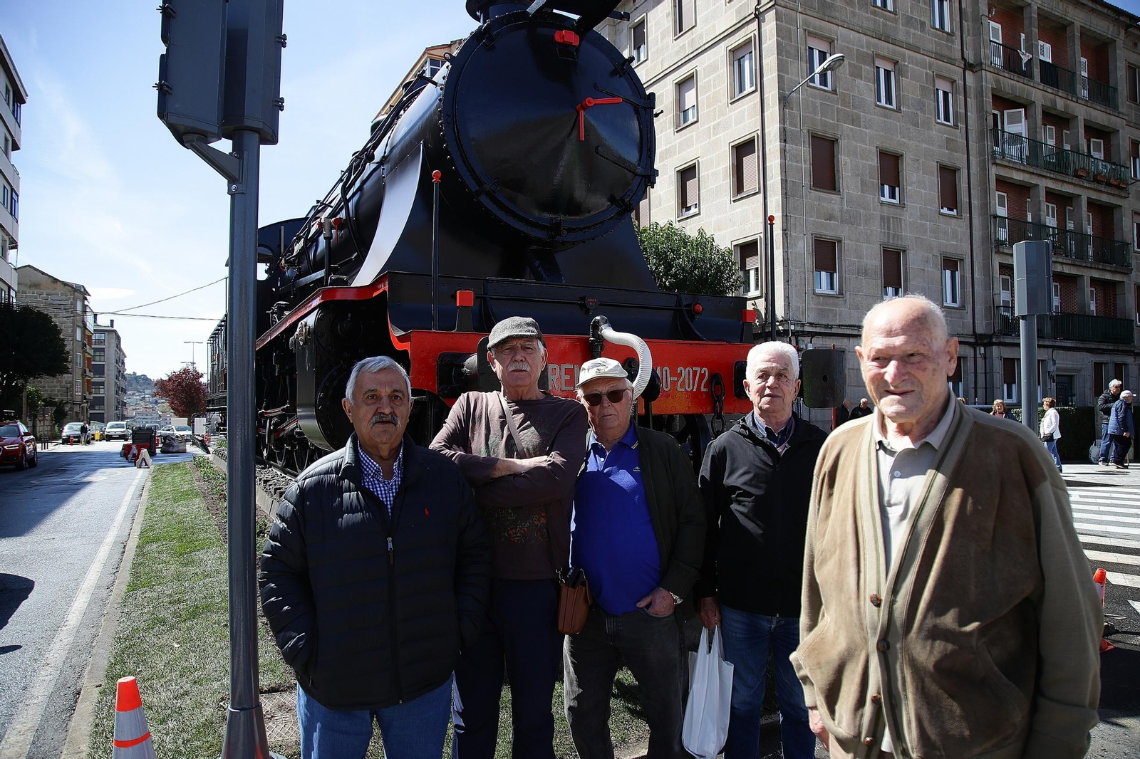 Galería | La locomotora vuelve a lucir en el barrio de A Ponte