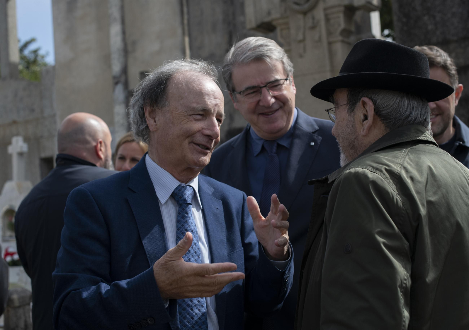Manuel Prado, delegado de la Xunta en Ourense, atento a la conversación de Eduardo López, presidente de la Fundación Otero Pedrayo, con un invitado.