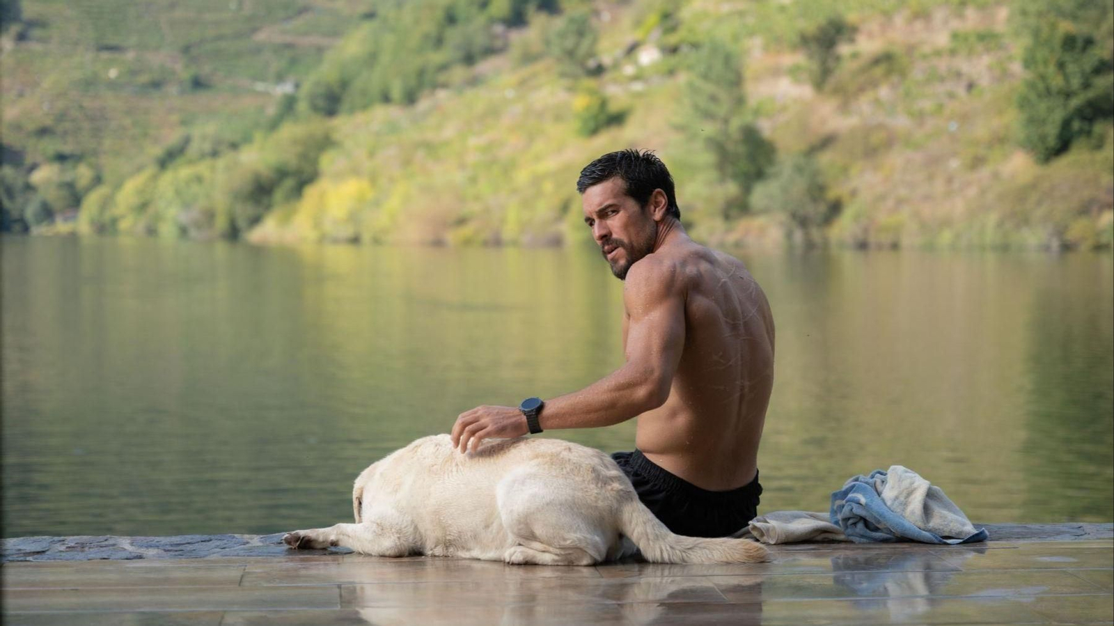 Mario Casas, en una escena de 'Zeta' rodada en la Ribeira Sacra.