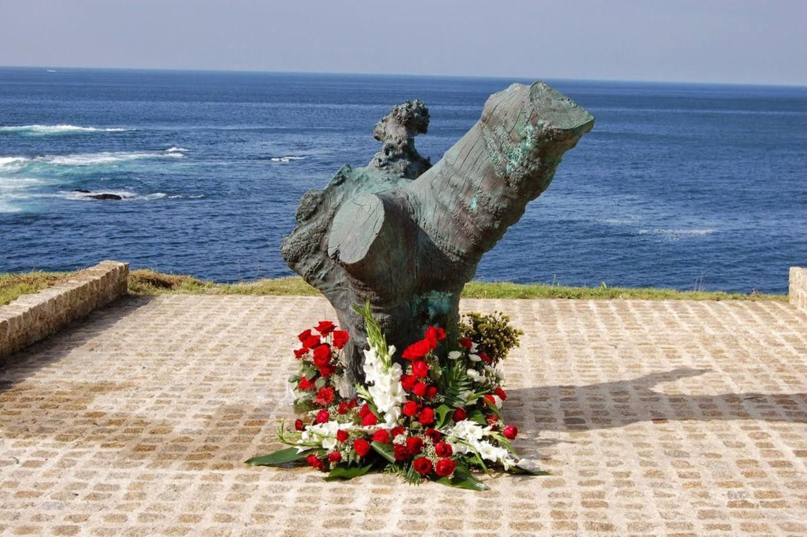El lugar de Baredo donde se produjo el fusilamiento, ahora con un monumento en recuerdo.