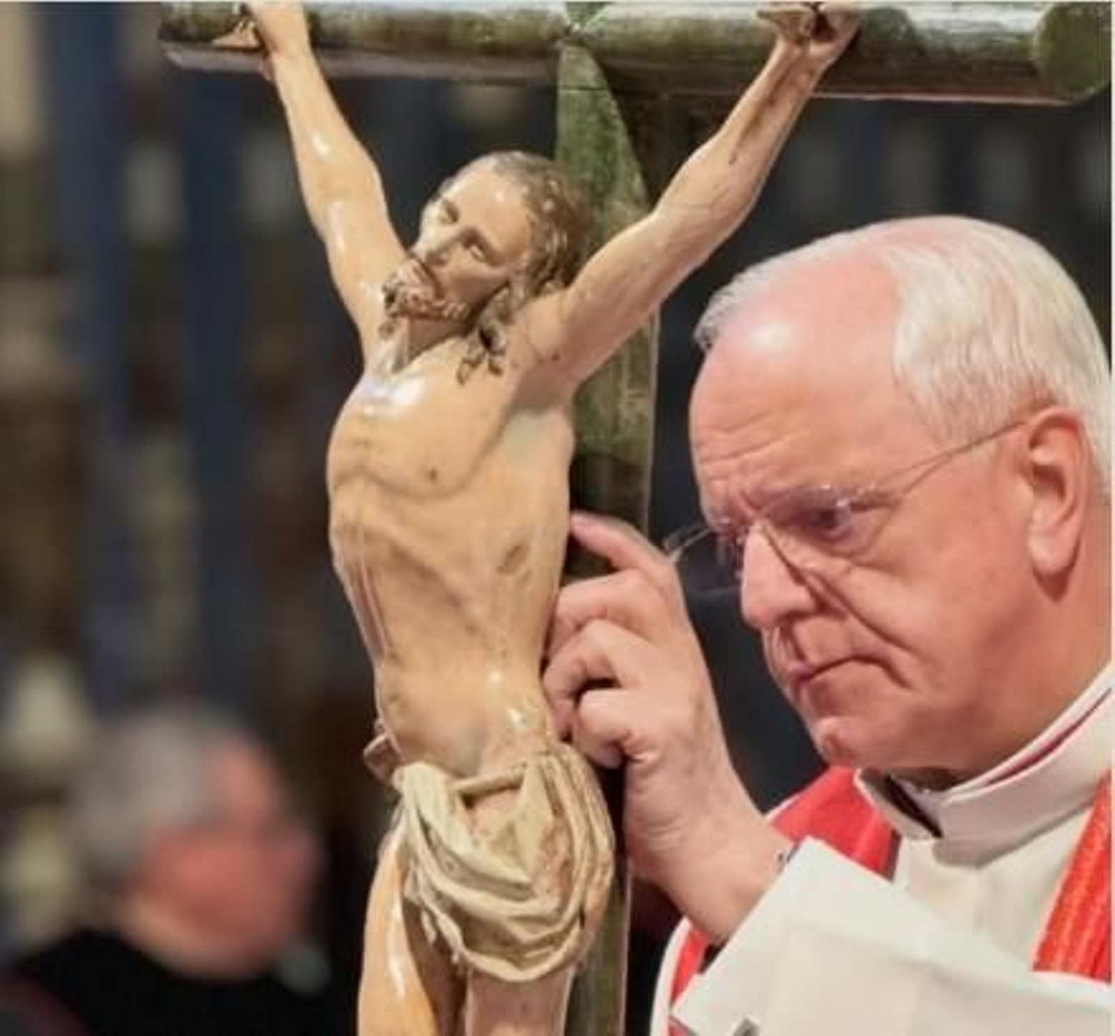 Monseñor Leonardo Lemos durante el misterio de la cruz este Viernes Santo.