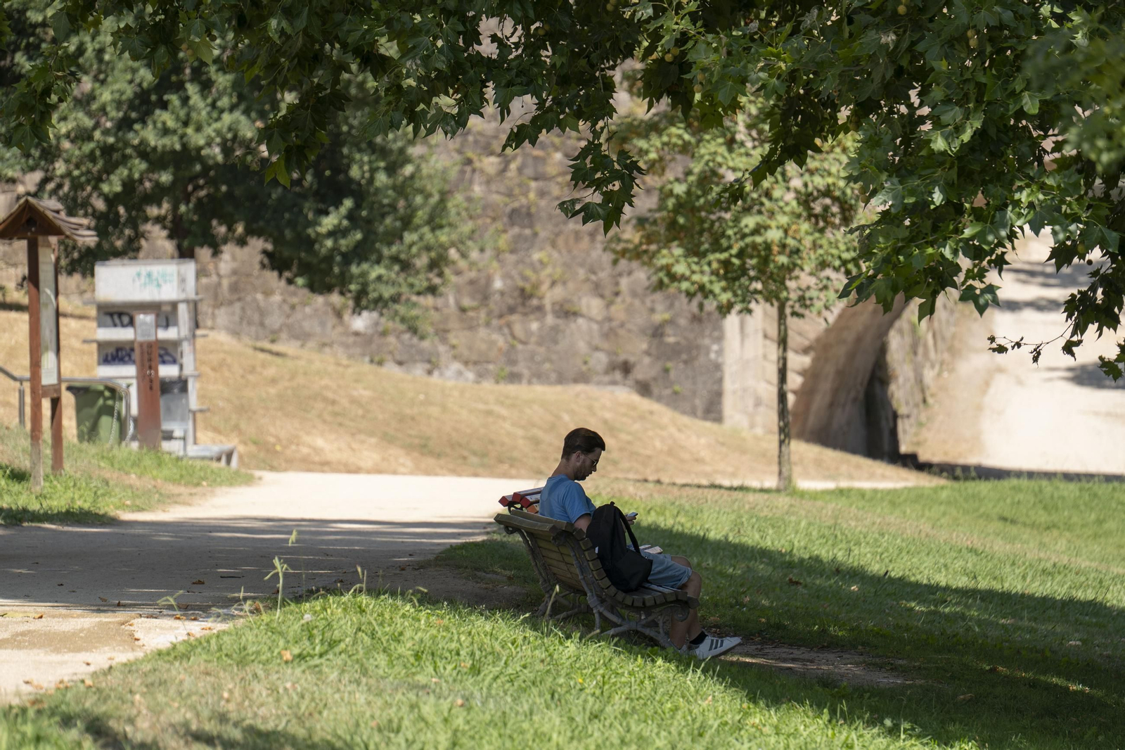Galería | Viajeros, peregrinos y ourensanos viven una jornada de intenso calor en Ourense, en fotos
