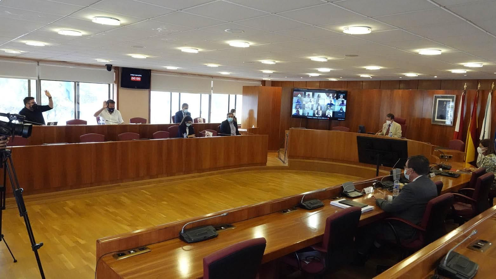 Concejales de la oposición absteniéndose en la votación ayer, la primera en el pleno.