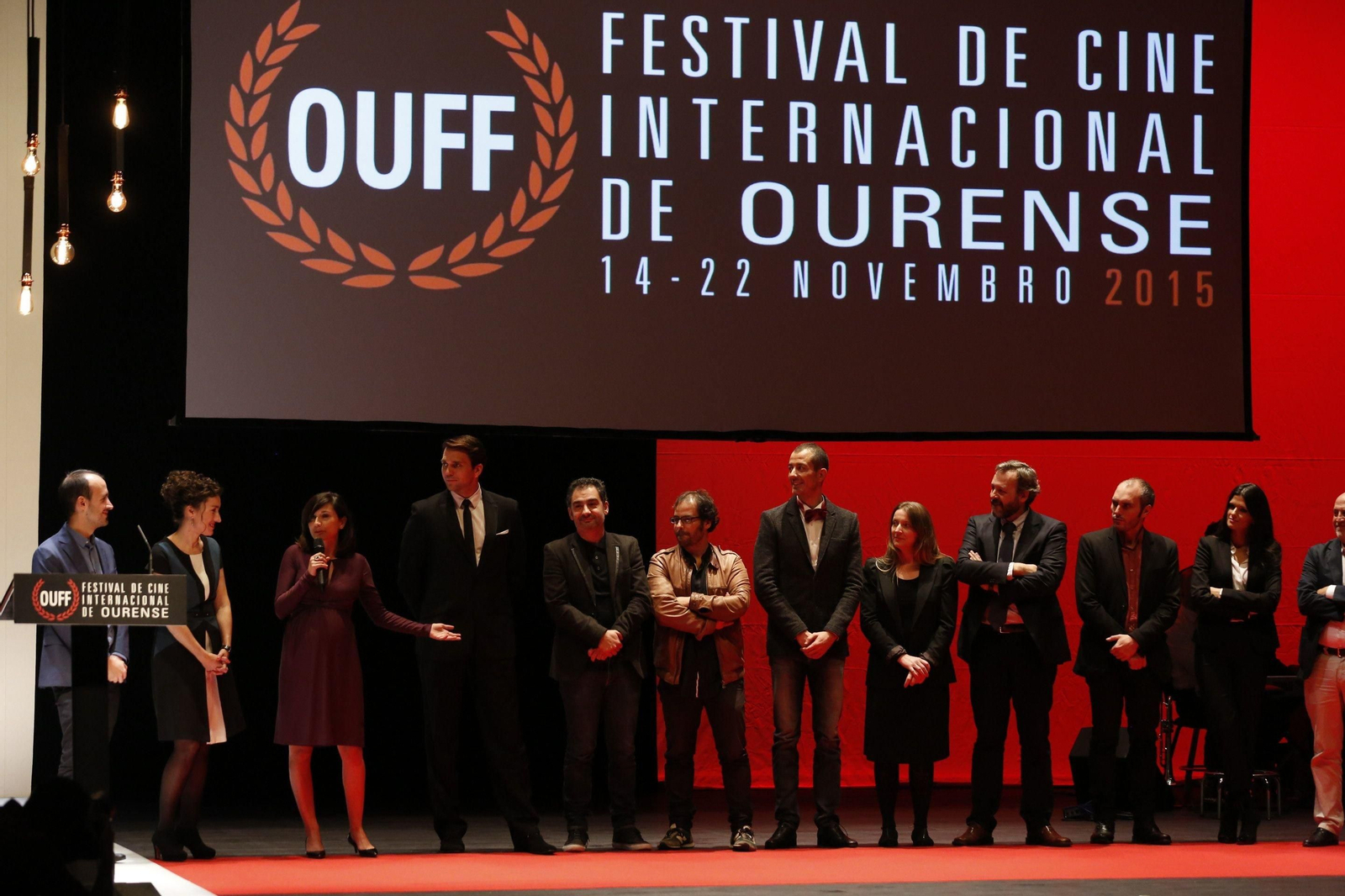 Ourense. 14-11-15. Local. Gala de Inauguración do XX Festival de cinema de Ourense, OUFF. Na foto todo o equipo da película que abre o festival de cinema Lobos Sucios.
Foto: Xesús Fariñas