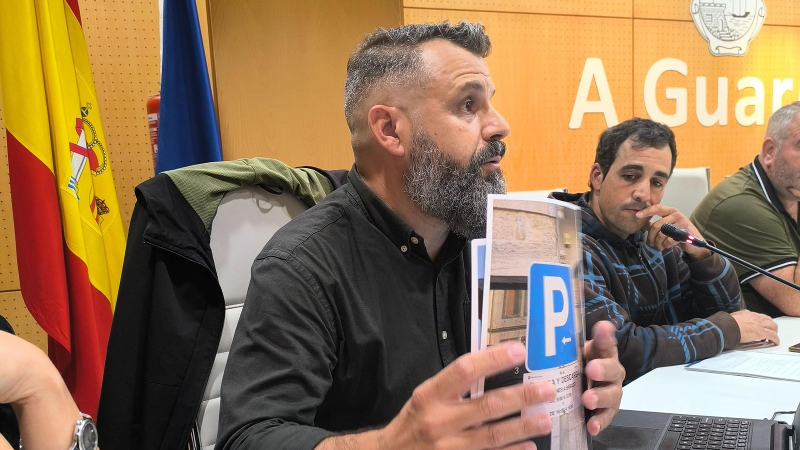 Anxo Baz, portavoz del BNG en A Guarda, enseñando una de las señales a modificar.