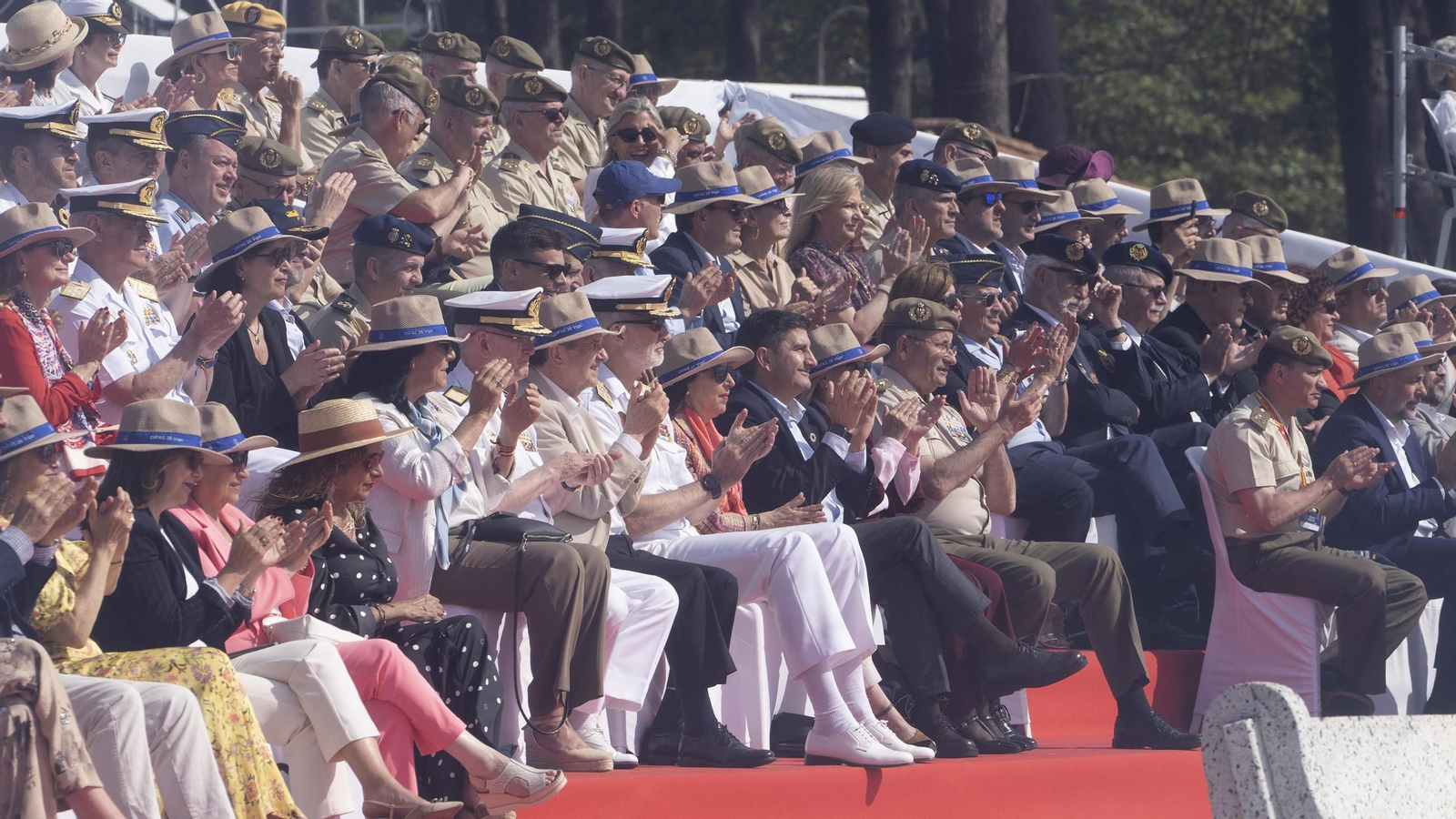 Galería | Felipe VI participa en la revista naval y presencia la exhibición de militares en Samil