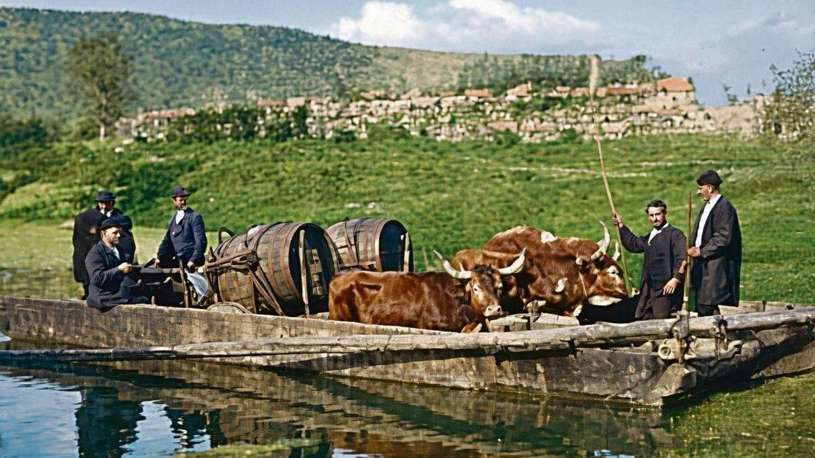 El paso de los carros cargados con los bocoyes de vino tirados por tracción animal (1921).
