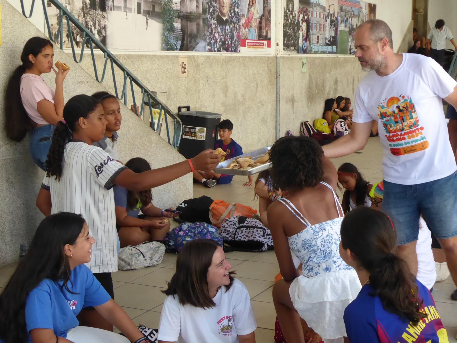 Repartindo o postre ós rapaces no derradeiro día do campamento