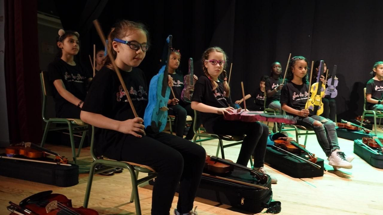 Niños de diferentes nacionalidades tocan por la convivencia y el respeto