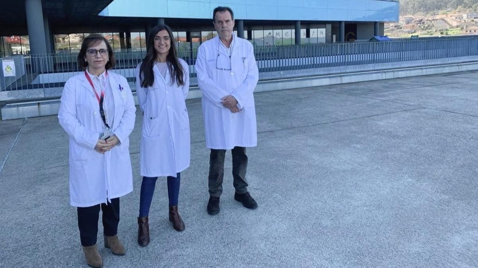 La jefa de sección de Radiología, Milagros Otero, con Alejandra García y el jefe de servicio Xan Vieito.