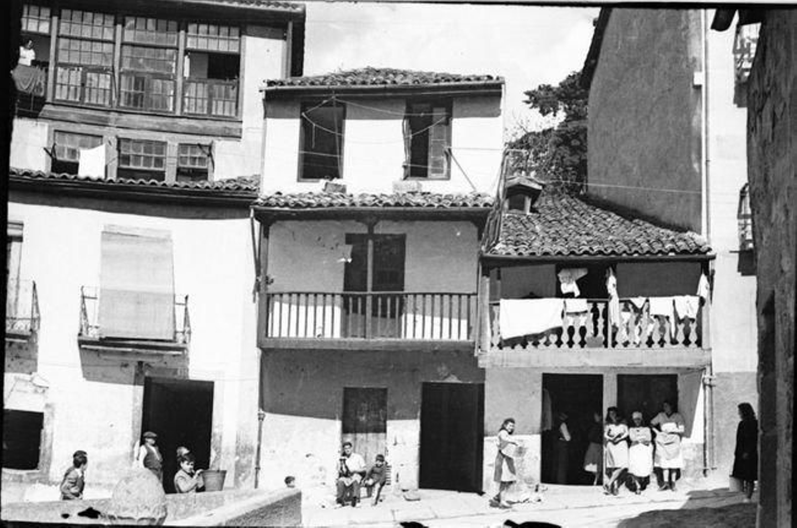A finales de los 50, Augusto Pacheco fotografió el lugar donde se produjo el asesinato. El edificio de la izquierda era Burgas,14.
