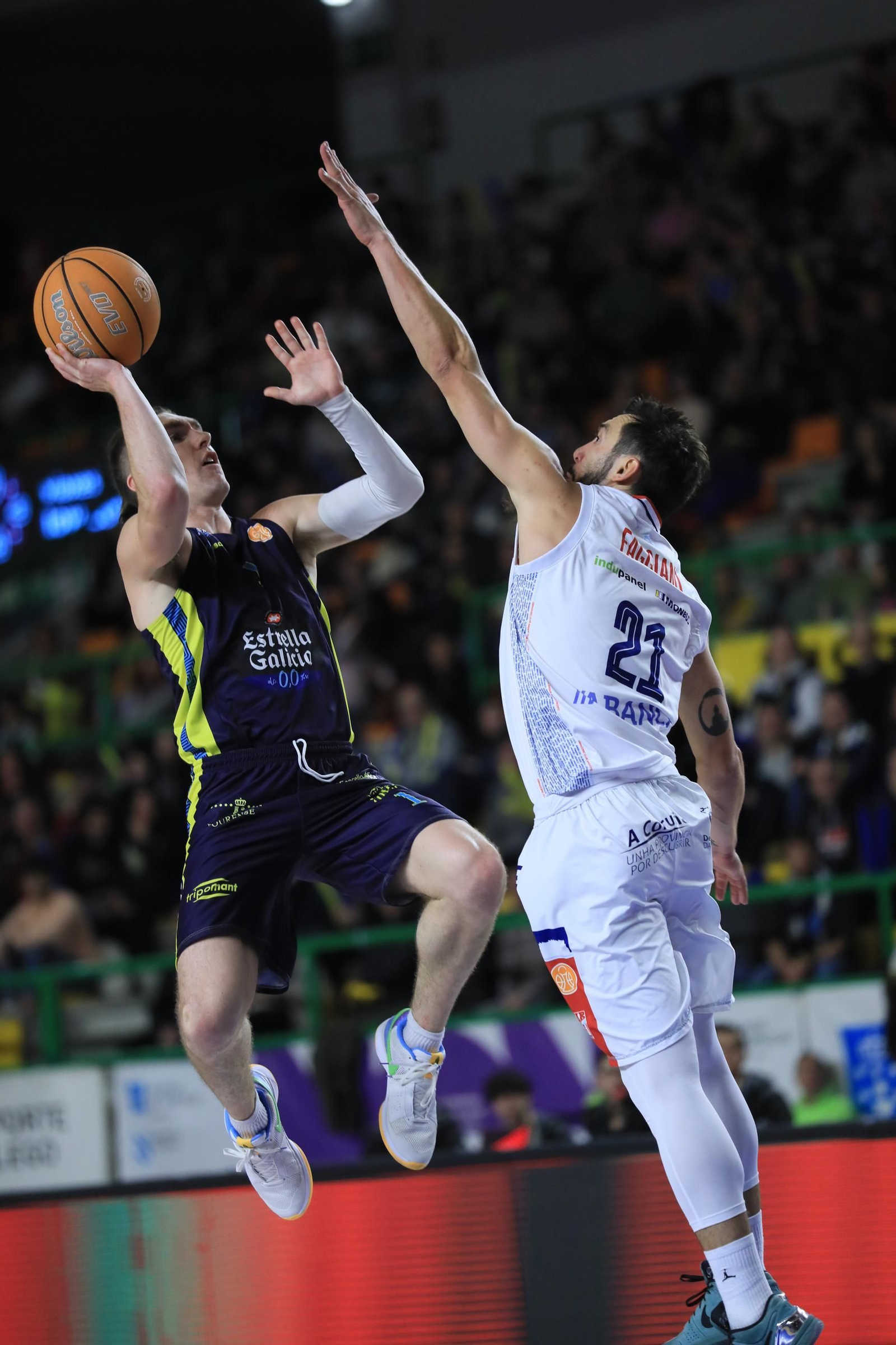 Galería | El Pazo, a reventar para el derbi COB-Obradoiro