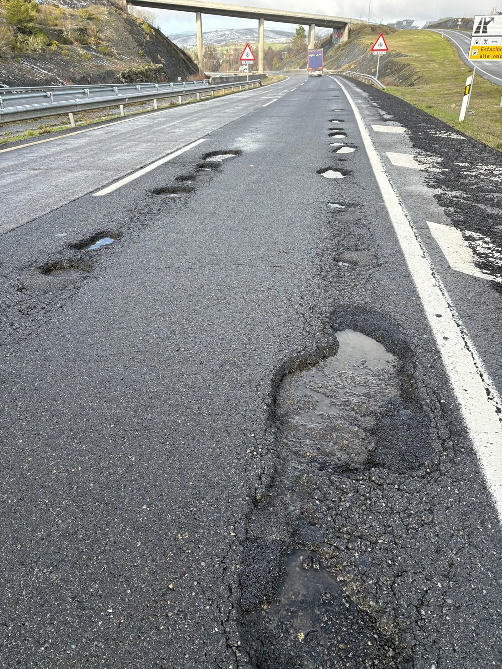 El mal estado del pavimento de la A-52