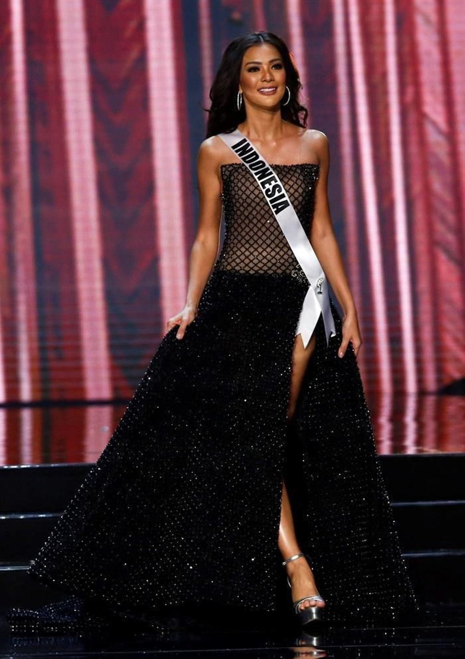 La candidata indonesia a Miss Universo Kezia Warouw desfila con un vestido de noche