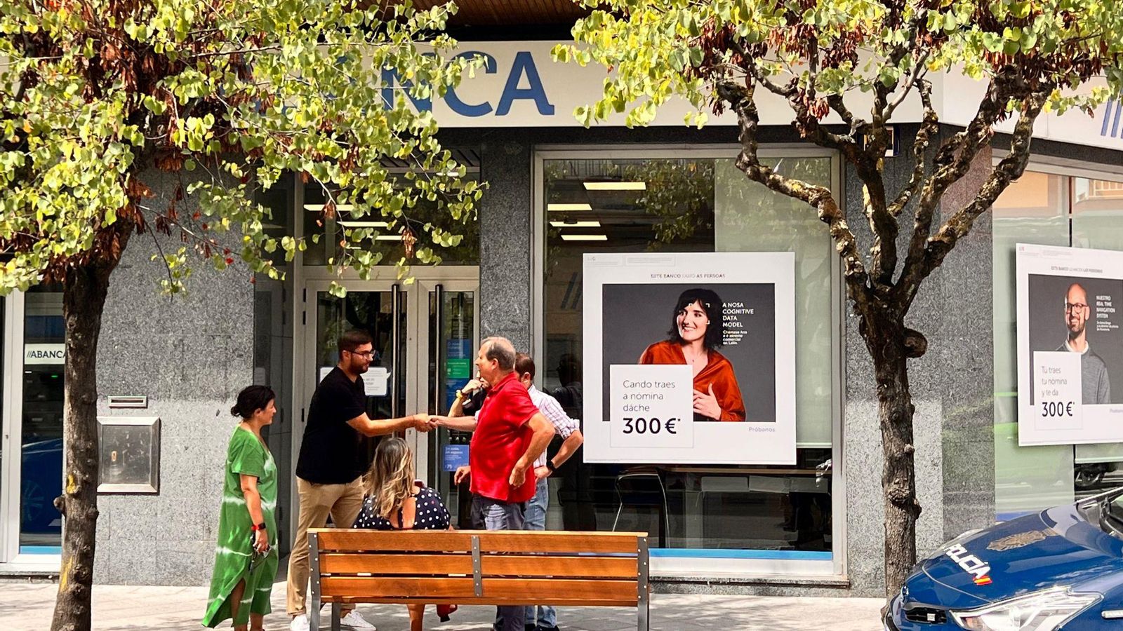 Testigos frente a la sucursal de Abanca, Marcelo Macías.