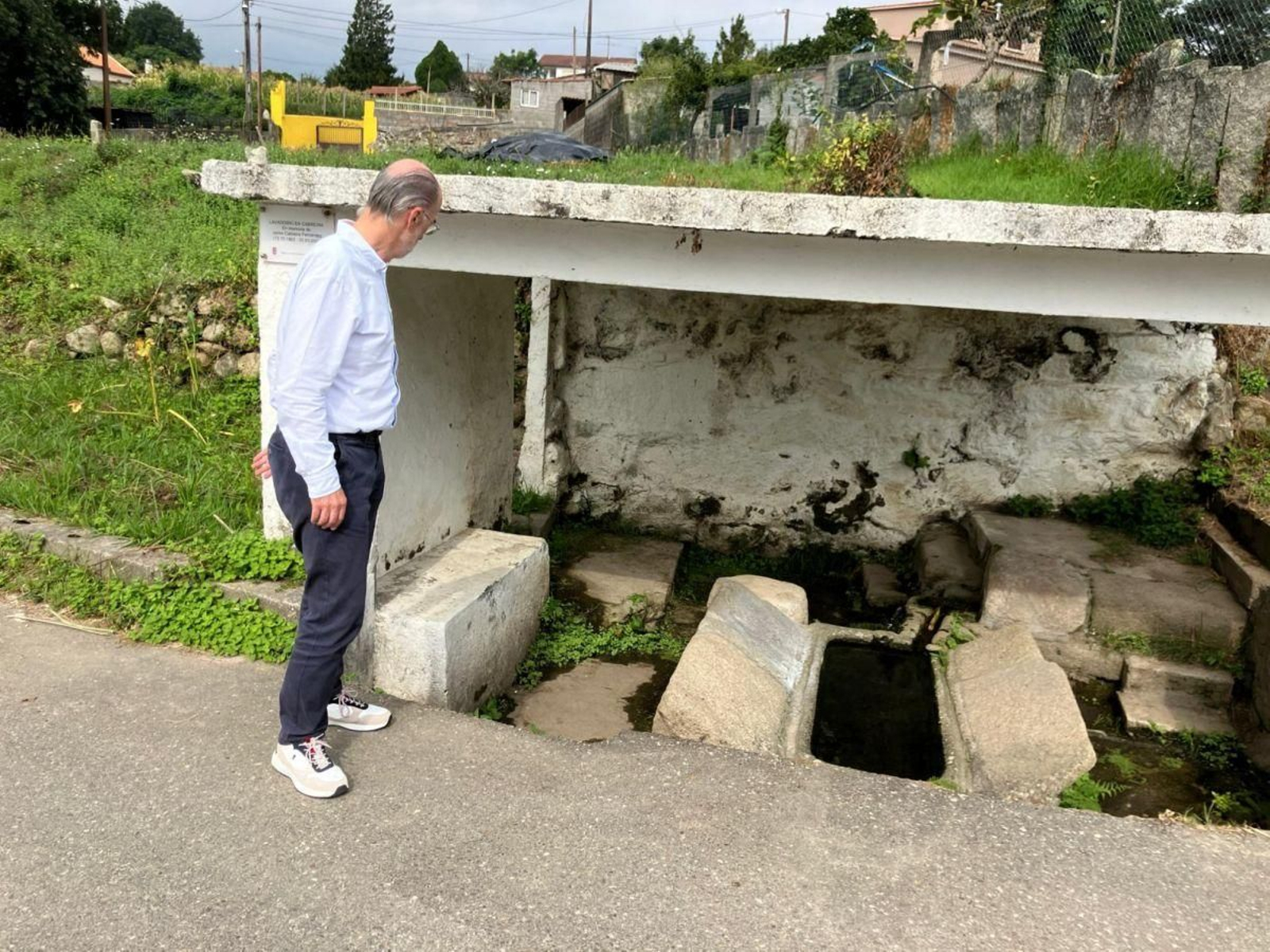 El diputado provincial Vázquez Almuiña visitó ayer los lavaderos que serán restaurados.