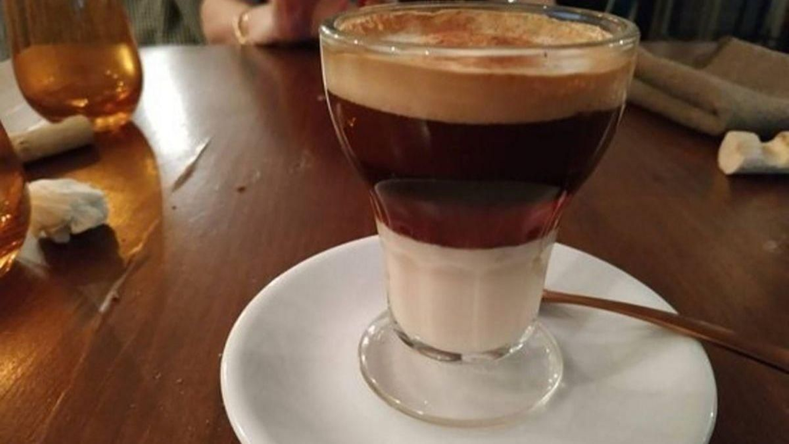 Un café de estilo asiático en la mesa de una cafetería.