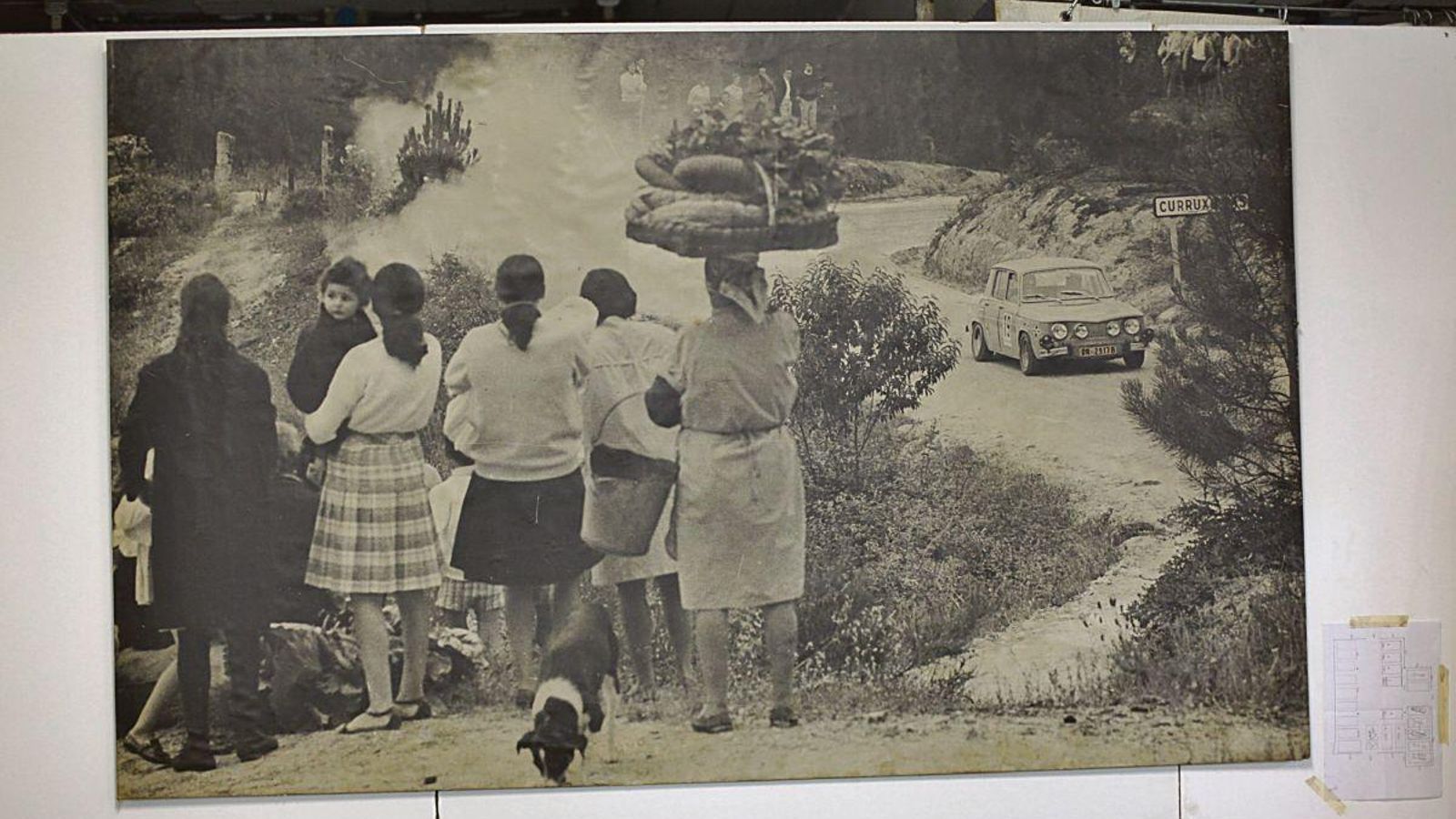 Hermosa fotografía de autor desconocido, del primer rally en el que participó Luis Aragonés con el Renault que se ve al fondo. “Lo mejor de esta foto -dice el coleccionista- son las mujeres vistas por detrás”. La foto de gran tamaño forma parte de la colección en un lugar muy destacado.