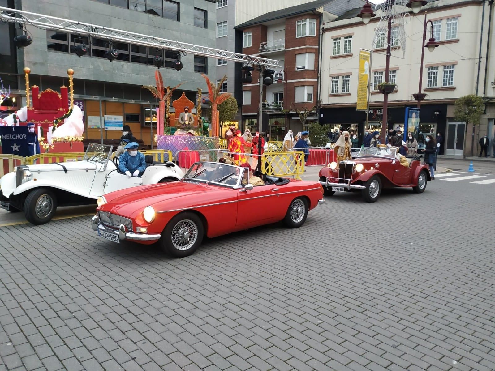 Sus Majestades de Oriente visitan a los niños y niñas de O Barco