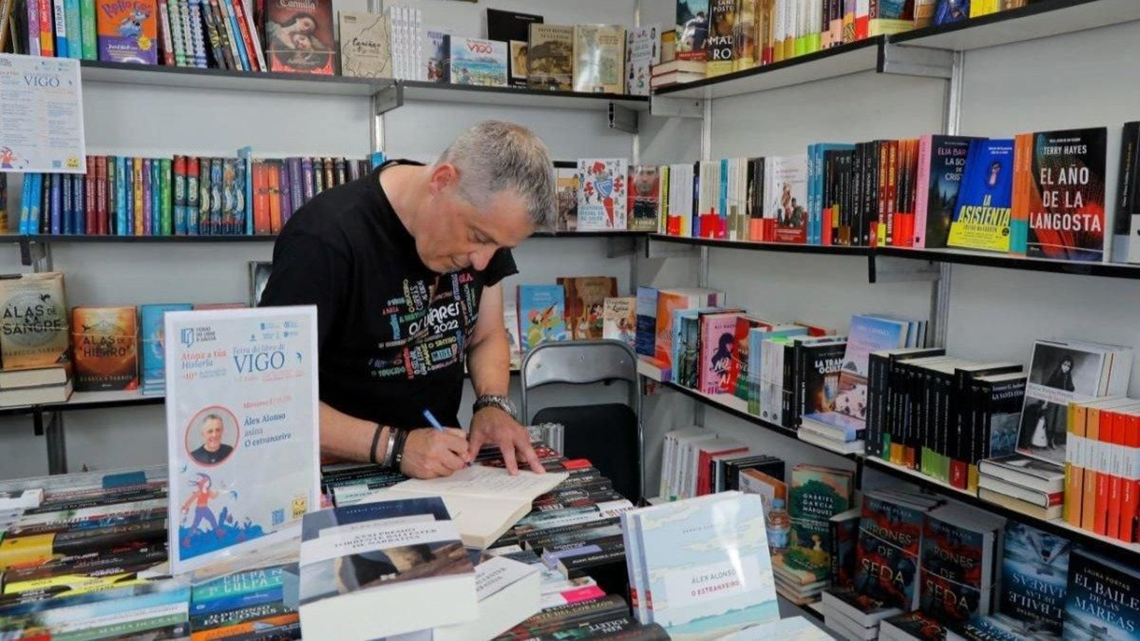 Alex Alonso, durante a sinatura de libros onte na Alameda.