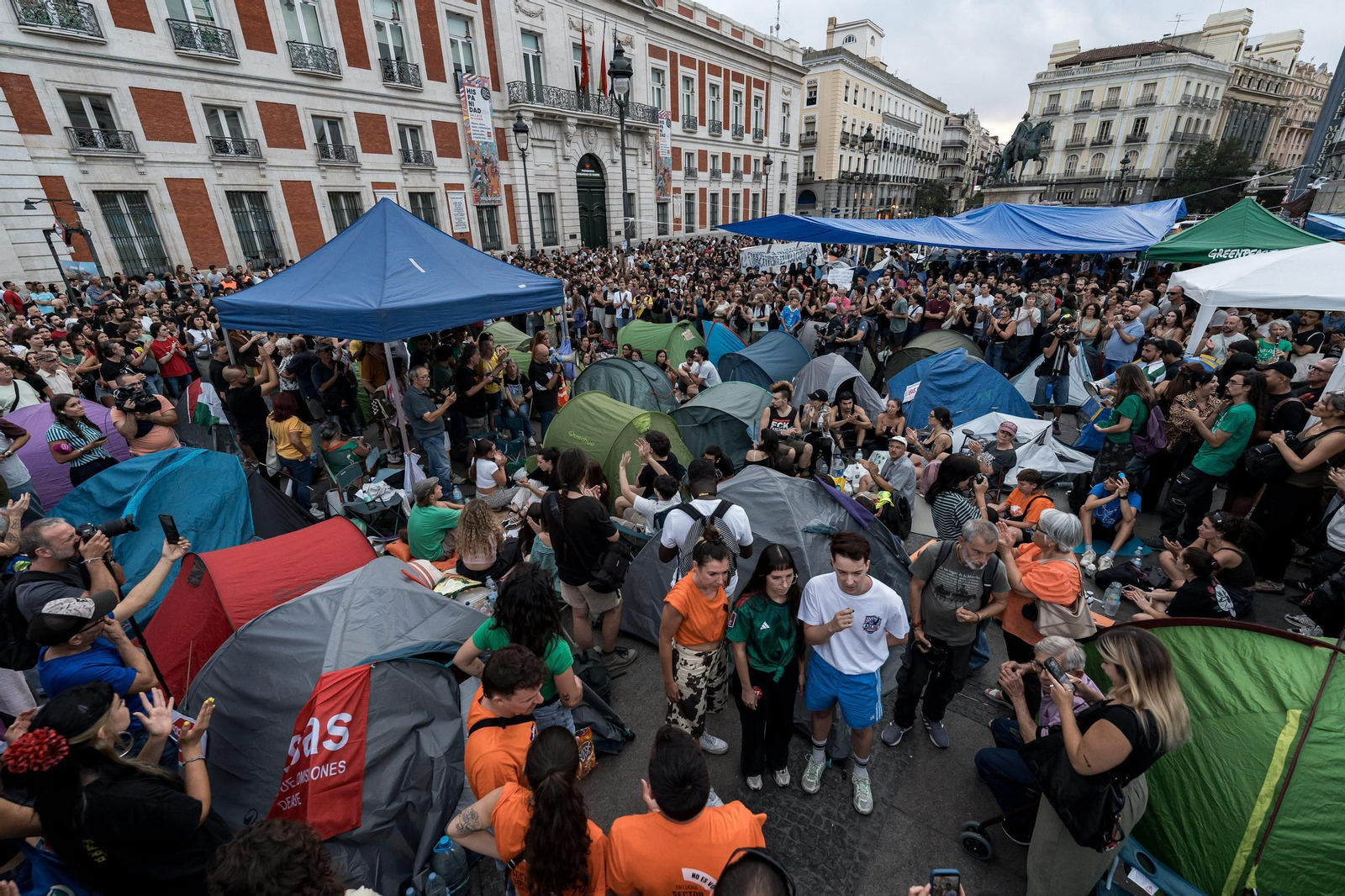 Galería | Cien tiendas de campaña toman la Puerta del Sol de Madrid exigiendo el "decreto Maricarmen"