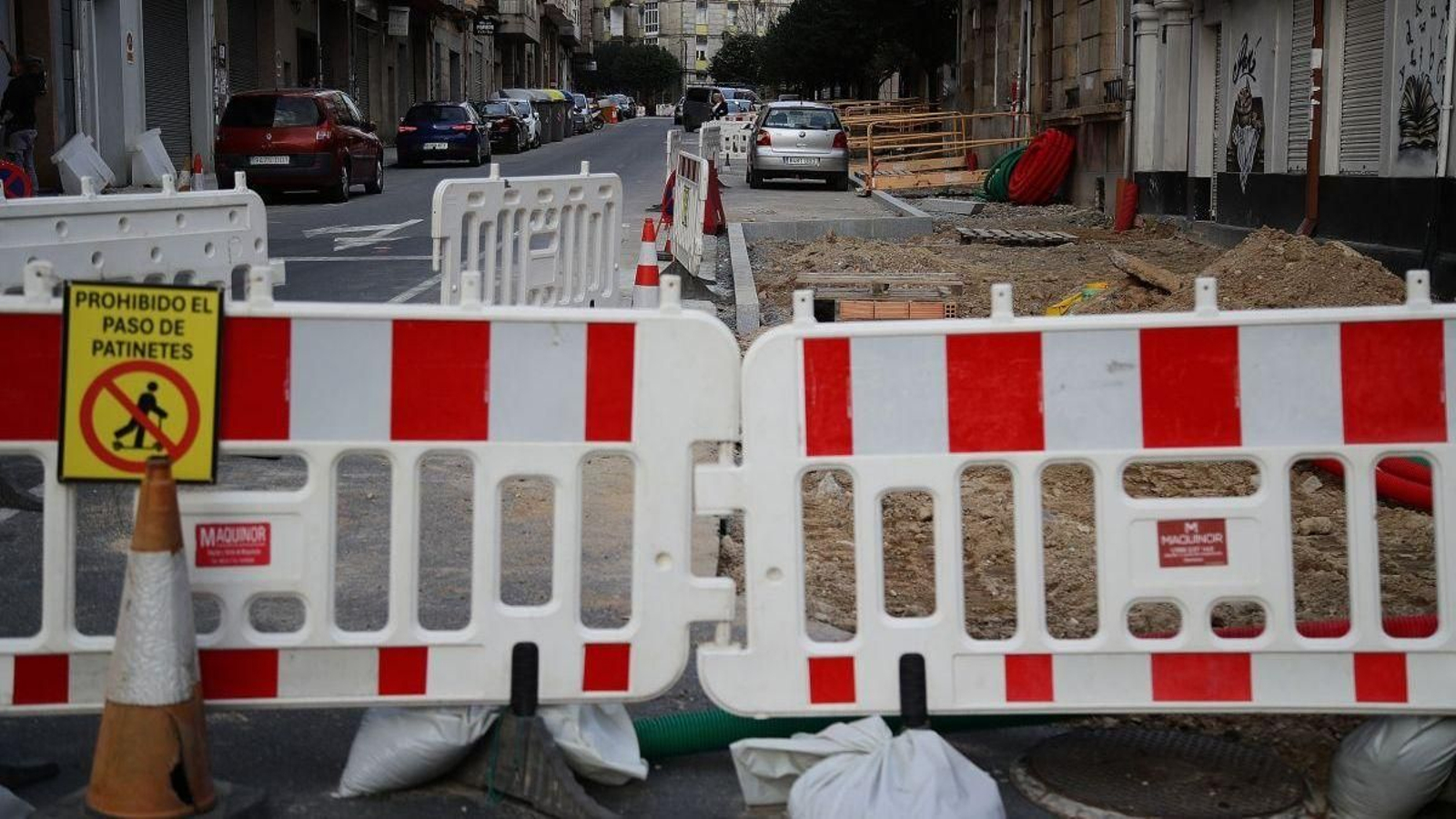 Obras en avenida de Portugal, esquina Carriarico, paralizadas por los impagos del Concello.