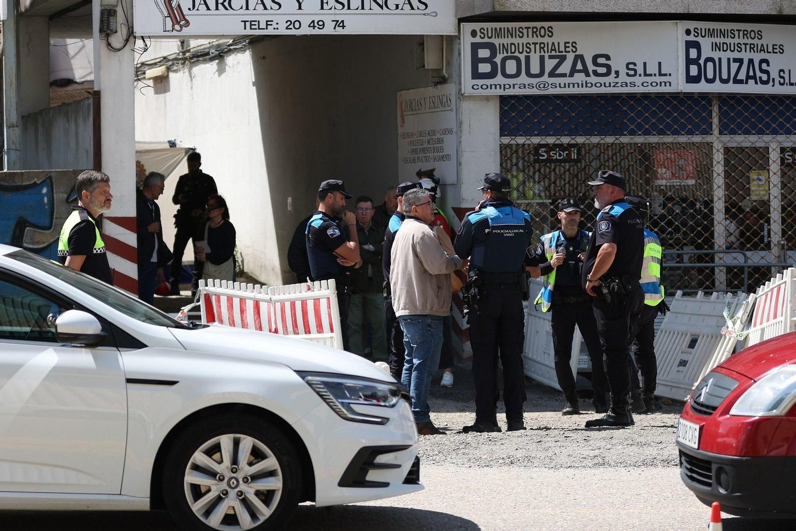 Representantes del Concello acudieron al lugar del siniestro para conocer lo ocurrido.