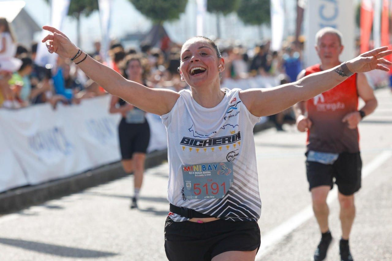 Llegada a la meta de los participantes en la Vig-Bay 2024.