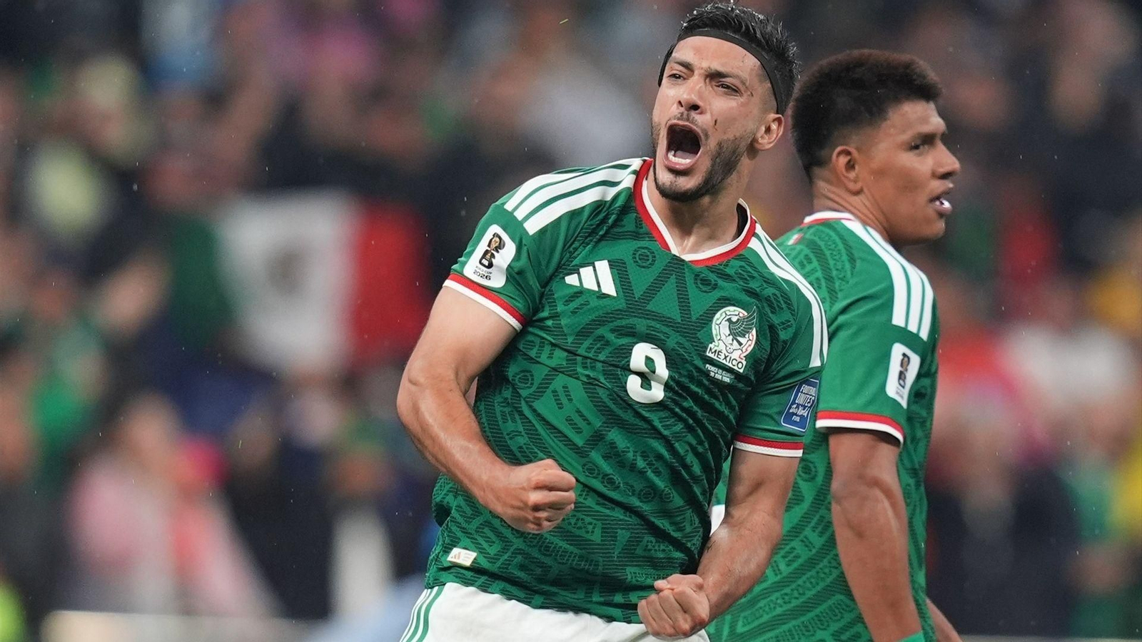 El delantero Raúl Jiménez fue autor de uno de los goles de México.