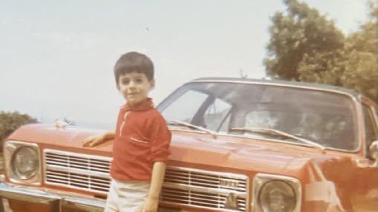 En la foro el autor, Antonio Rodríguez Castiñeira, posa junto al coche de su padre con el que iban todos los años de vacaciones a Galicia desde Suiza.