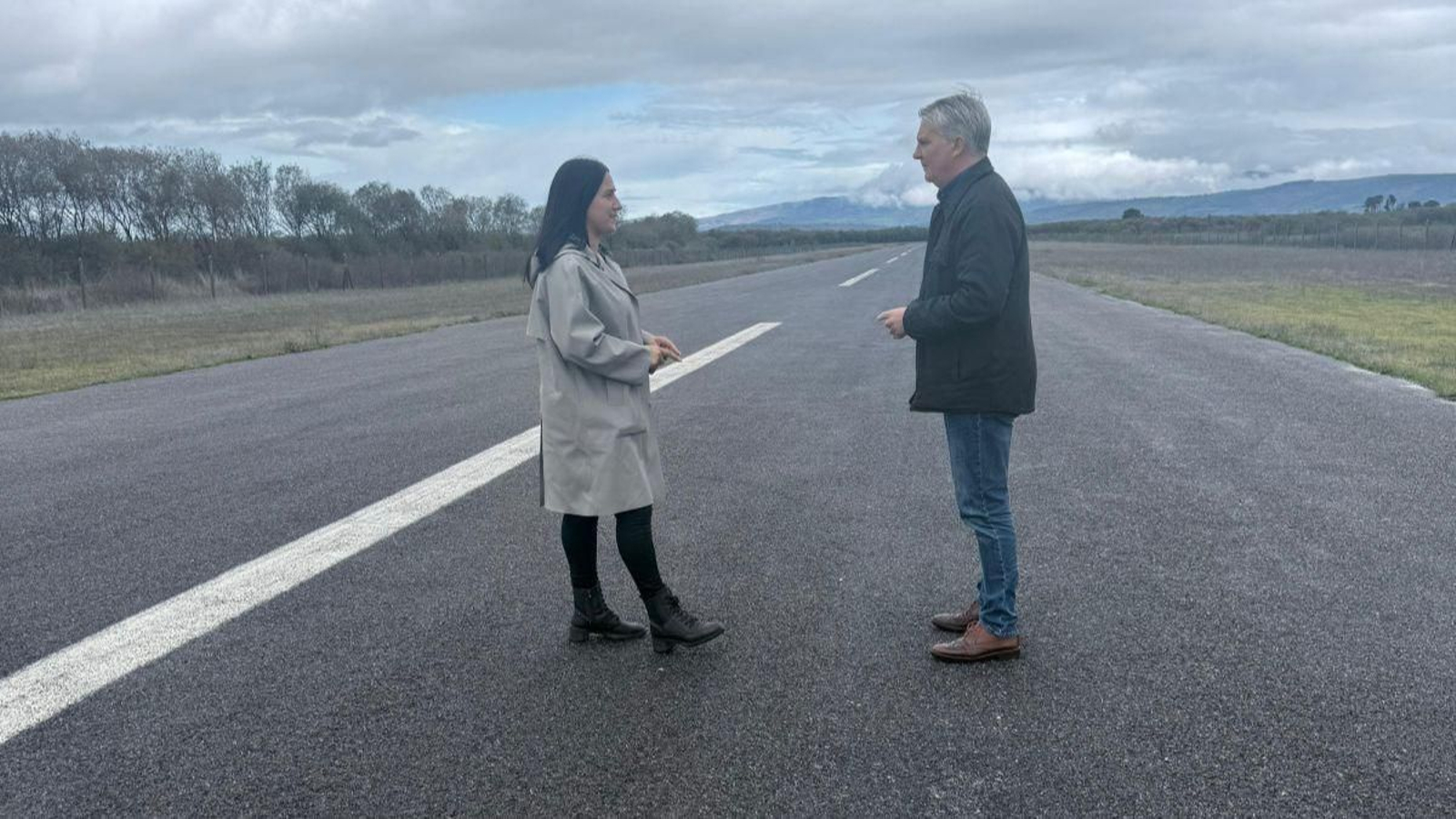 Cristina Campero y Miguel Ángel Viso en la base de Antela.