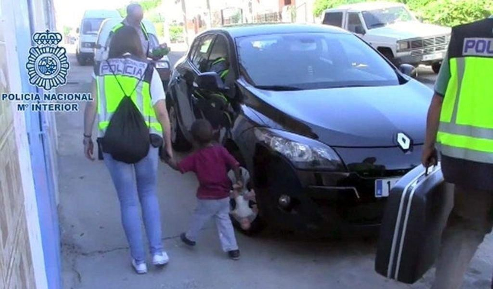 Momento en el que los menores fueron rescatados durante la operación policial.
