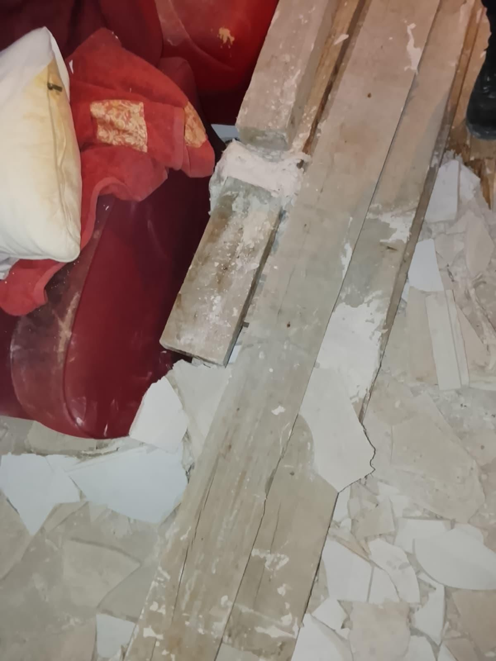 Galería | Así quedó el piso de la señora de A Valenzá que se salvó por segundos del derrumbe