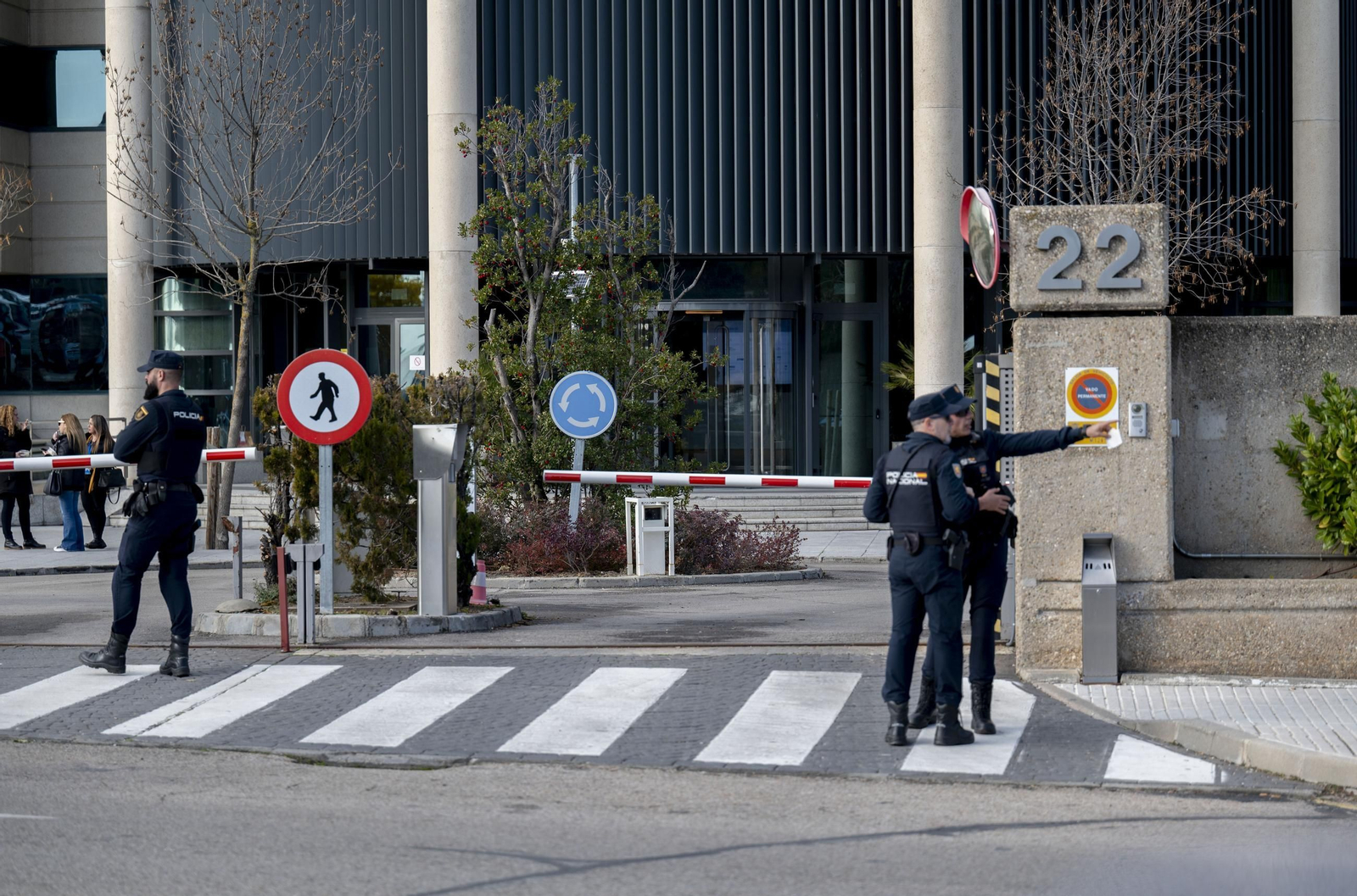 Efectivos la Unidad de Delincuencia Económica y Fiscal (UDEF) de la Policía Nacional en la sede de la aerolínea