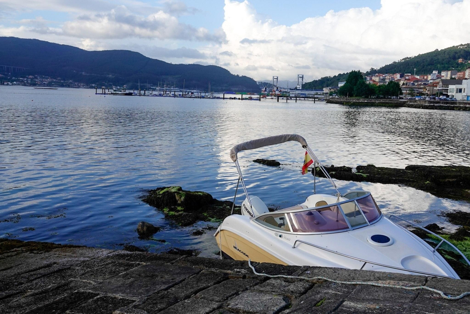Galería | Un hombre, localizado sin vida entre las bateas en Chapela