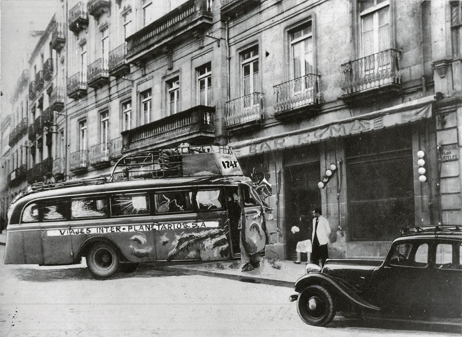 Un autobús de la empresa “Viajes Interplanetarios” que se dirigía a Vigo, se empotraba en la fachada del Hotel Roma en la calle General Franco para evitar chocar con otro coche. Como era habitual en las inocentadas, no hubo víctimas.  Siete años después, el mismo día, otro bus se empotraba contra la Farmacia Bouzo de la misma calle (1950).