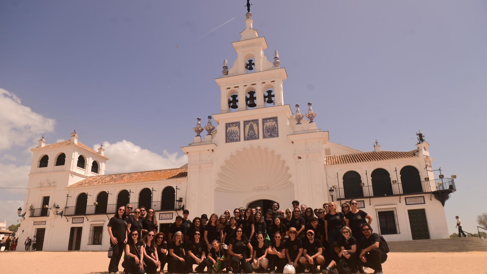 Los representantes de la Casa de Andalucía en Curitiba en la aldea del Rocio