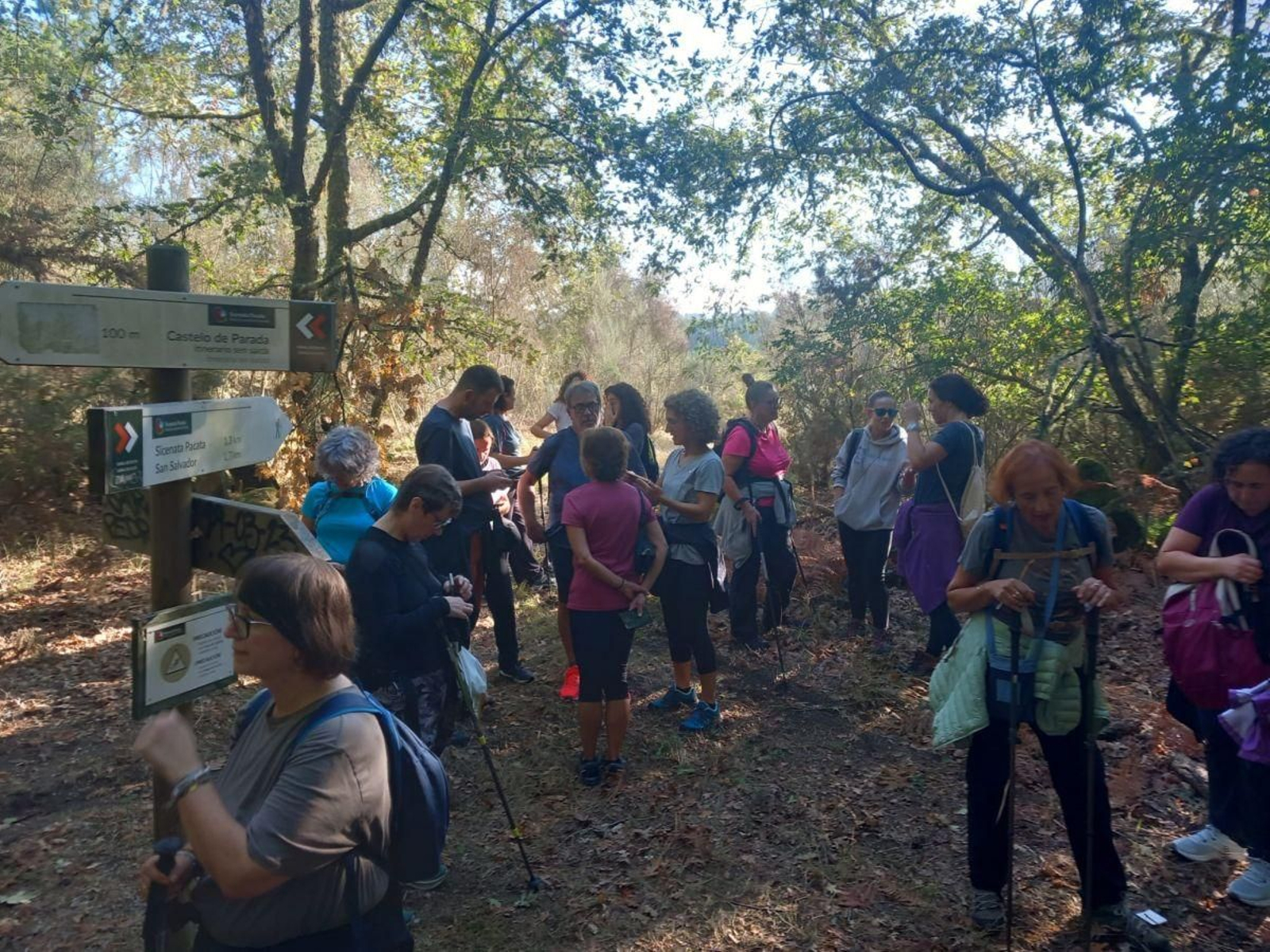 Participantes en la ruta senderista de A Peroxa, organizada por Adercou.