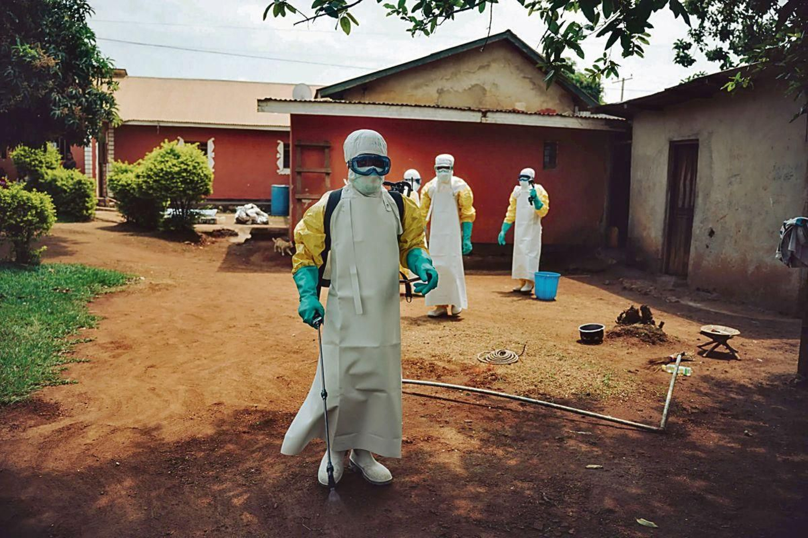 Personal sanitario desinfecta las calles para evitar la propagación del ébola.