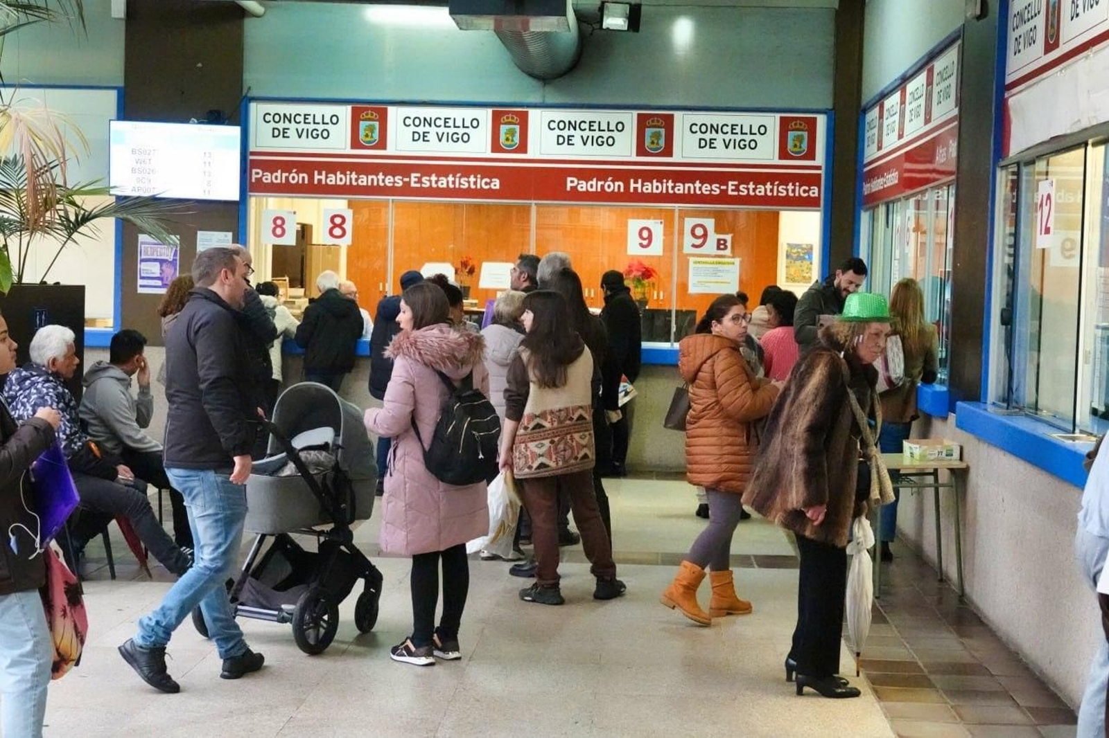 Una imagen habitual, con personas a la espera ante la oficina del padrón municipal.