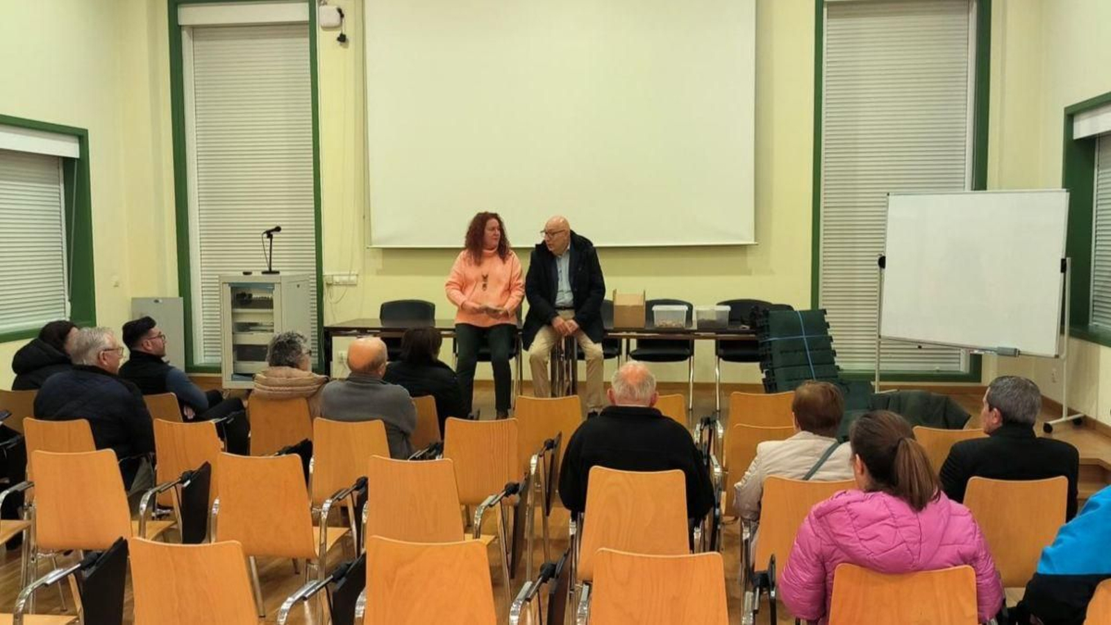 Victoria Morenza y Xosé Carlos Valcárcel durante la entrega del compostaje doméstico.