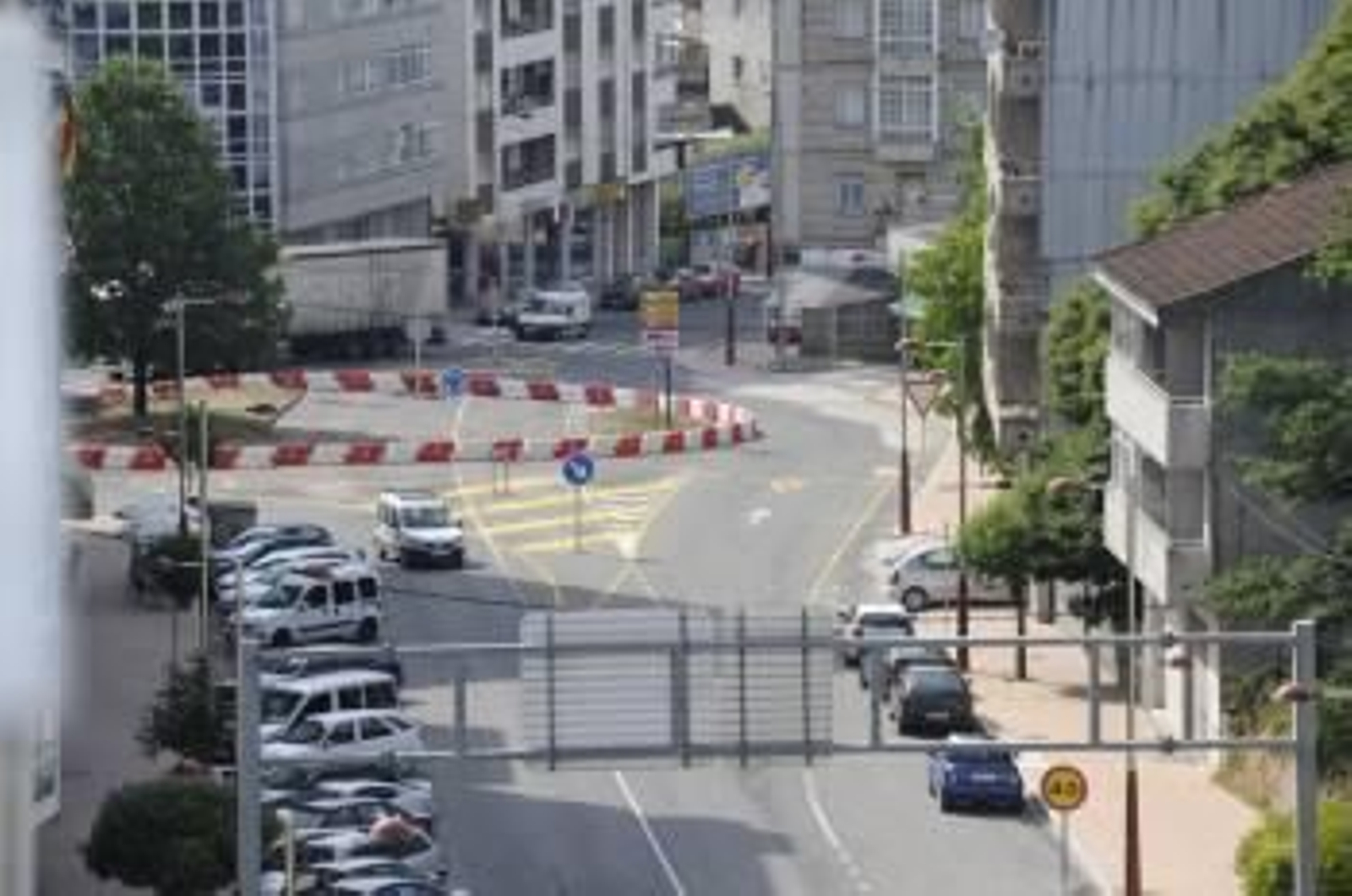 La futura rotonda del cruce de la 'casa azul' tendrá las mismas medidas que la provisional. (Foto: MARTIÑO PINAL)