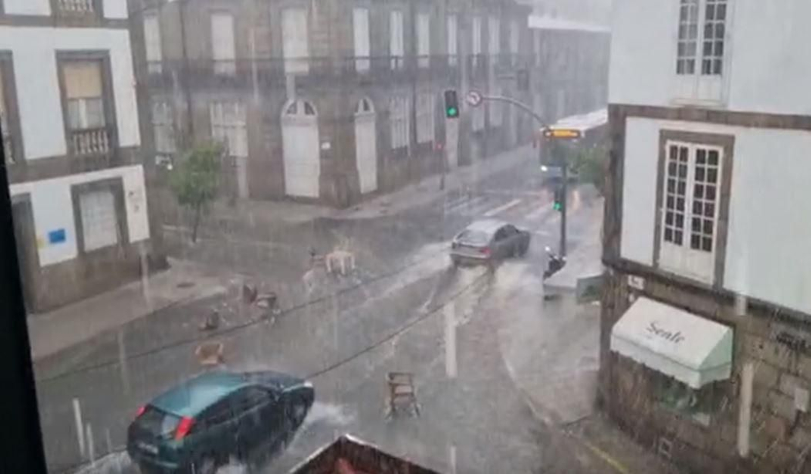 Ríos de agua tras la tormenta en Ourense