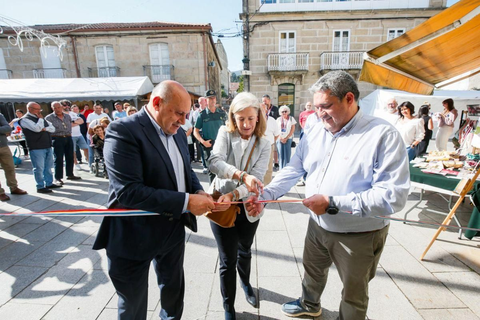 Horacio Gil y Blanca García-Señoráns, cortando la cinta ayer tarde, en la inauguración de Arbomostra.