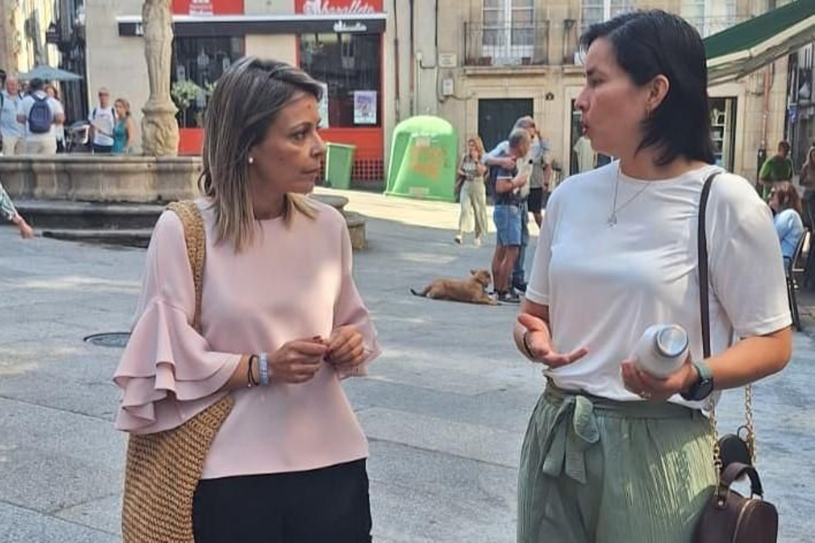 Noelia Perez, durante un encuentro con una mujer de origen venezolano, urge al gobierno a agilizar el traspaso de competencias