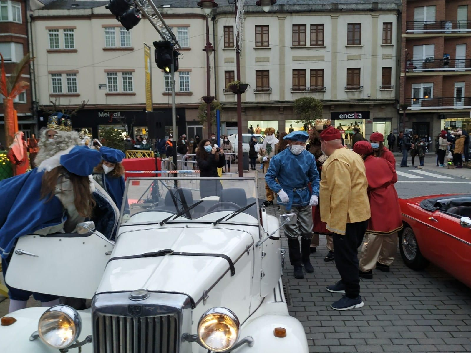 Sus Majestades de Oriente visitan a los niños y niñas de O Barco